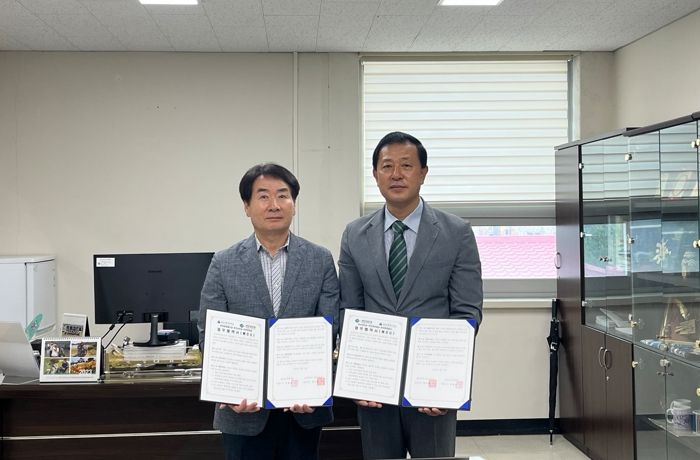 김태현 천안시복지재단 사무국장과 변우섭 천안김안과 천안역본점 행정부원장이 지난 11일 ‘상호 공동 발전을 위한 홍보 및 마게팅 제휴’ 업무협약을 체결하고 기념촬영을 하고 있다.