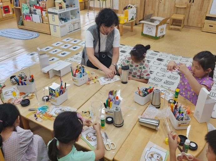 친환경 소재의 폐현수막 활용한 자원순환 교육을 모습.