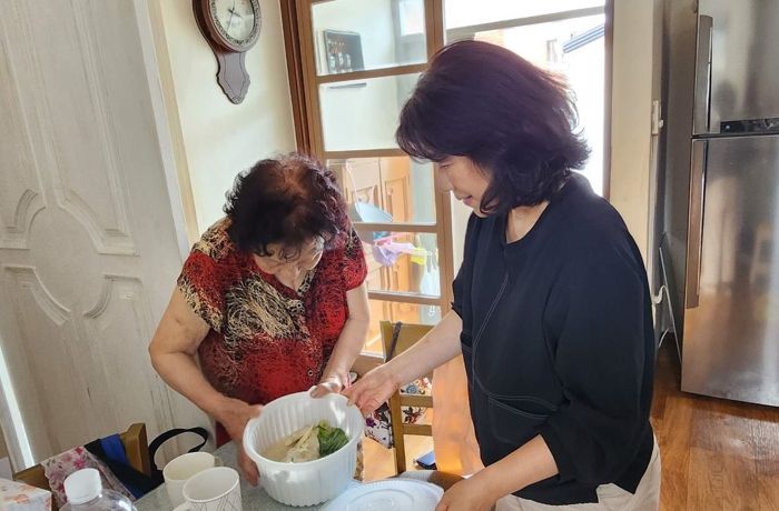 지난 12일 순천시 향동은 건강한 여름 나기를 위해 취약계층 80세대에 전복삼계탕을 전달했다.