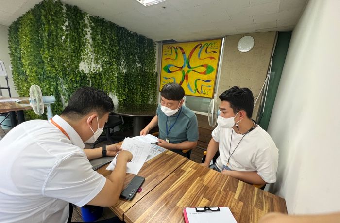 보건소 의약관리팀에서 관내 요양병원에 방문하여 의료법 준수를 위한 환자 유인행위 등에 대해 행정 지도하는 모습