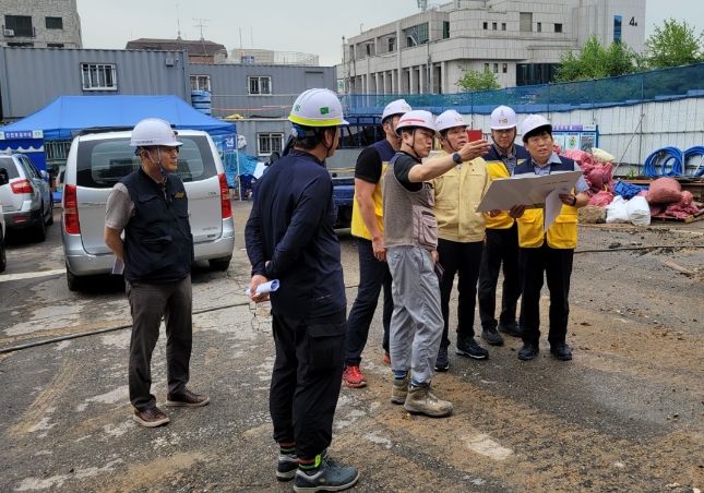 12일 이기일 미래도시기반조성사업단장이 관내 공공건축물 공사 현장을 방문해 공사현황 등을 살피고 우기 대비 수해 방지계획 등에 대해 집중적으로 점검하는 시간을 가졌다.