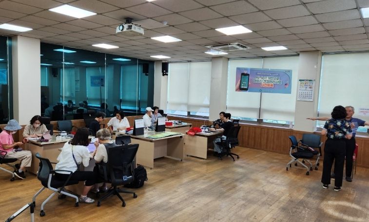 김포시보건소는 ‘AI-IOT 어르신 건강관리사업’ 하반기 신규 대상 어르신들의 건강 상태를 확인하고 있다.