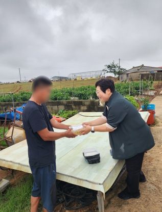 더운 여름 밑반찬과 함께 안부를 묻는 무안군 해제면 지역사회보장협의체