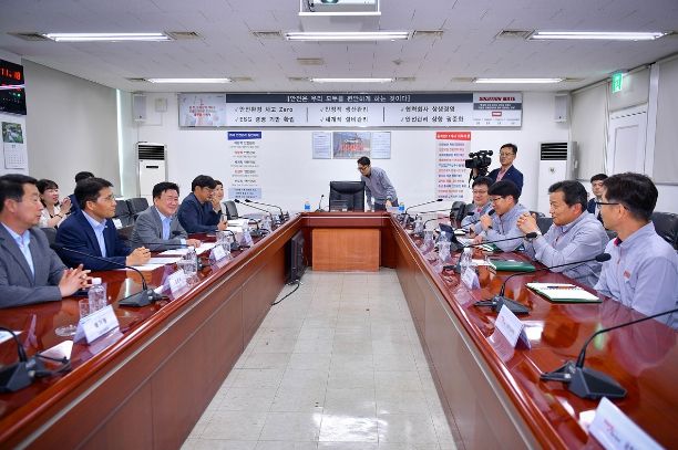 정기명 여수시장, 여수산단 노동자들과 스킨쉽 나서