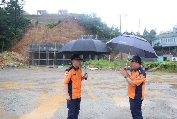 김연상 소방본부장(사진 왼쪽)이 태안군 모항항 인근 취약지역을 점검하고 있다.