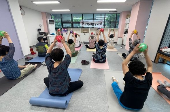 장위종합사회복지관에서 요가 프로그램을 진행하는 모습