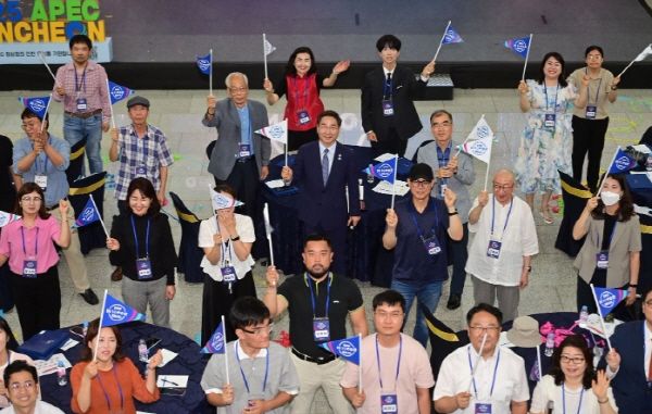 유정복 인천광역시장이 13일 시청 중앙홀에서 열린 '글로벌 IN 1000만 앰배서더 발대식'에서 위촉된 앰배서더들과 기념촬영을 하고 있다.