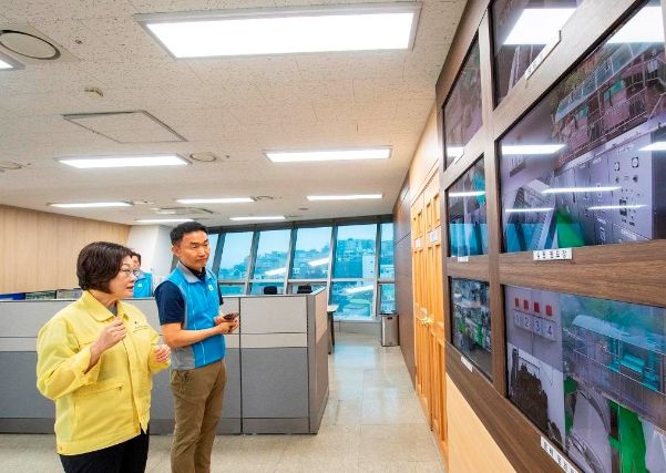 14일 박희영 용산구청장이 재난상황실을 찾아 수방근무상황을 점검했