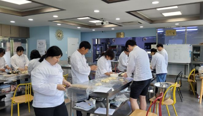 제빵 기능사 자격증 취득을 위해 청년들이 교육에 참여하고 있다.