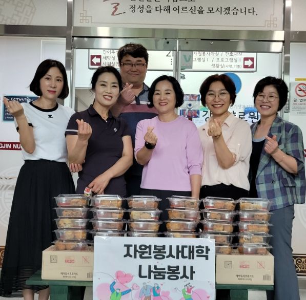 강진군 자원봉사대학에서 ‘행복 푸드 클래스’ 교육을 실시하고 있다.