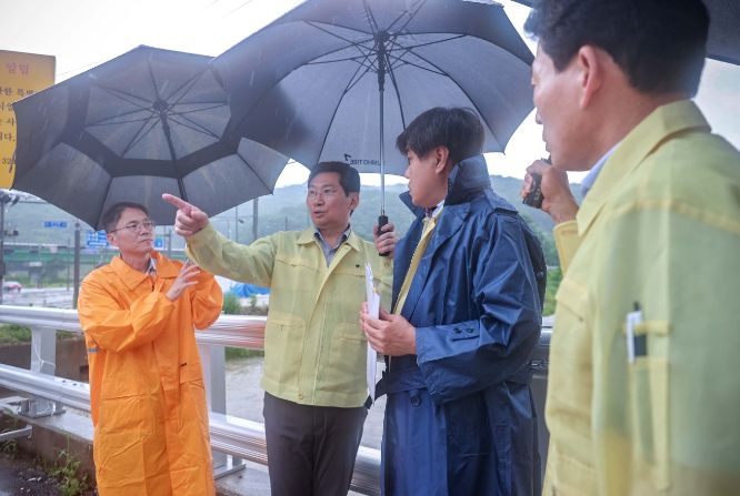 이상일 용인특례시장이 13일 오후 수지구 동천동 고기교를 방문해 집중호우 대비 태세를 점검했