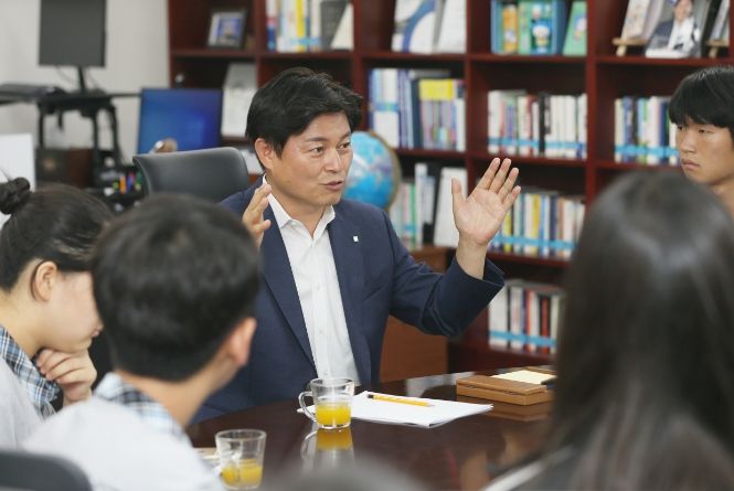 부천일신중학교 학생들과 대화를 나누고 있는 조용익 부천시장