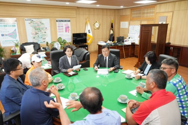 7월 5일 강진군의회 김보미의장과 윤영남 농업경제위원장이 관내 전복 양식 어가와의 간담회 자리를 통해, 애로사항과 의견을 청취하고 있다.