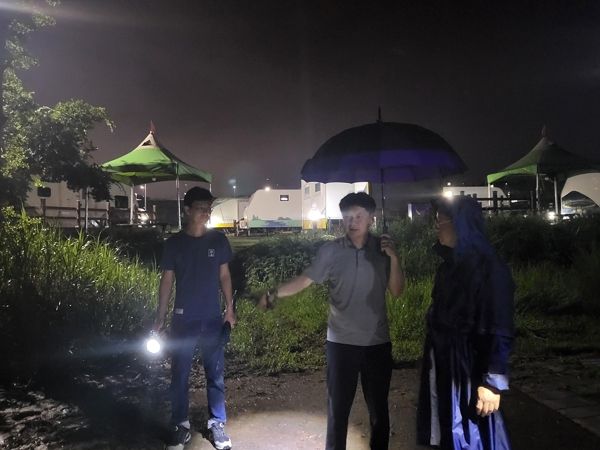 조소연 이사장(오른쪽)이 13일 저녁 합강캠핑장을 방문하여 복지레저팀장(가운데)으로부터 하천변 사전통제방안 등 호우 대응현황을 보고받고 있다.