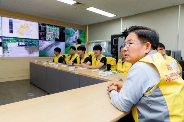 14일 오전 마포구재난안전대책본부가 구성돼 박강수 구청장이 CCTV를 통해 관내 하천 수위을 모니터링 하고 있다.
