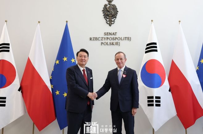 7월 13일 윤석열 대통령은 토마슈 그로츠키(Tomasz Grodzki) 폴란드 상원의장과 면담을 가졌다.