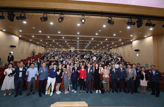 특별 강연에 참여한 이현재 시장(중앙 맨 앞 왼쪽에서 8번째)과 이리나 보코바(Irina Bokova) 전 유네스코 사무총장(중앙 맨 앞 왼쪽에서 9번째), 공직자, 청소년 및 청년 등 300여명이 기념촬영하고 있다.