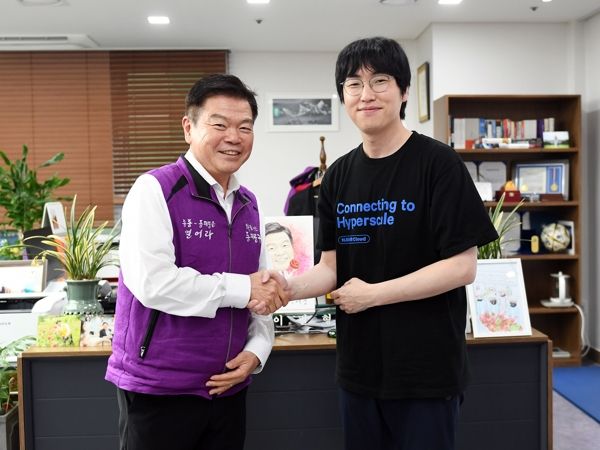 13일 구청을 방문한 하정우 네이버클라우드 AI 이노베이션 센터장(오른쪽)과 기념 촬영하는 이필형 동대문구청장(왼쪽)