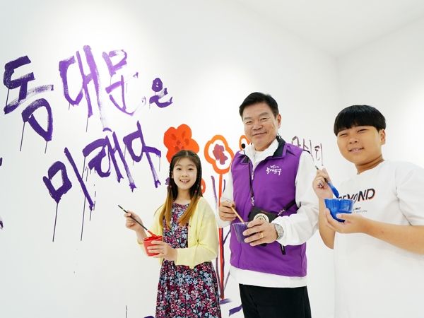 이필형 동대문구청장(사진 가운데)이 예술체험 프로그램에 참여하고 있다.