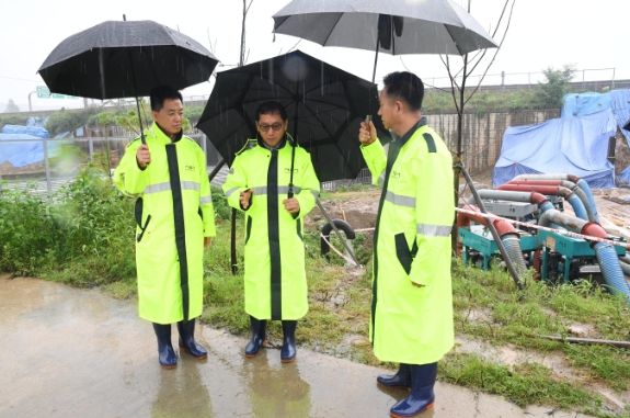 연제찬 시흥시 부시장은 13일 호우경보에 대비해 신천대야, 안현교차로 등 상습침수지역 대응 상황을 점검했다.