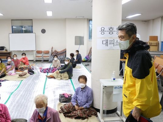 이강덕 포항시장이 지난 10일 용흥동 주민대피소 방문해 주민대피 행정명령에 적극 따라준 시민들을 만나고 있다.