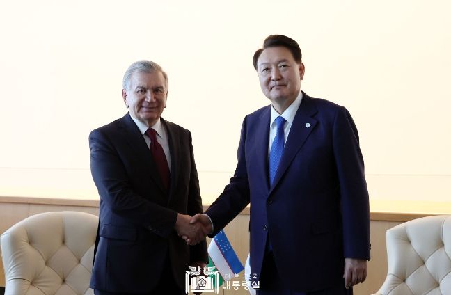 9월 19일 윤석열 대통령은 샤브카트 미르지요예프 우즈베키스탄 대통령과 한-우즈베키스탄 정상회담을 가졌다.