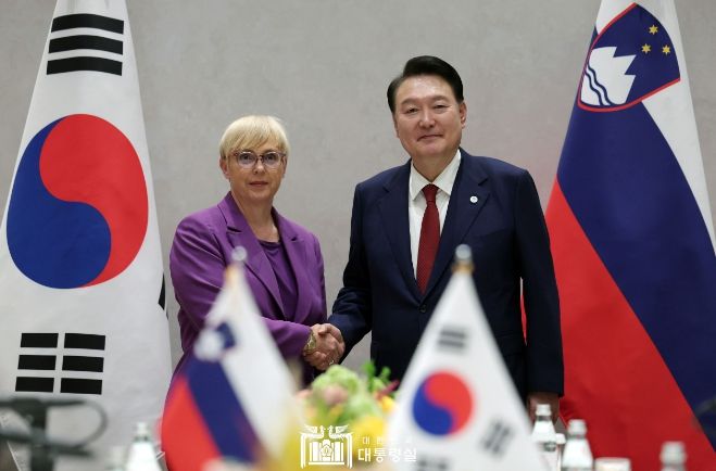 9월 21일 윤석열 대통령은 나타샤 피르츠 무사르 대통령과 한-슬로베니아 정상회담을 가졌다.