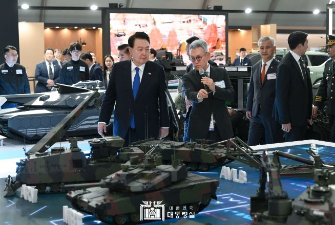 10월 17일 윤석열 대통령은 서울 ADEX 2023 개막식에 참석했다.