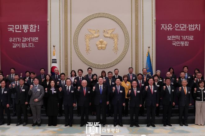 10월 17일 윤석열 대통령은 청와대 영빈관에서 국민통합위원회 90여 명과 만찬을 함께 했다.