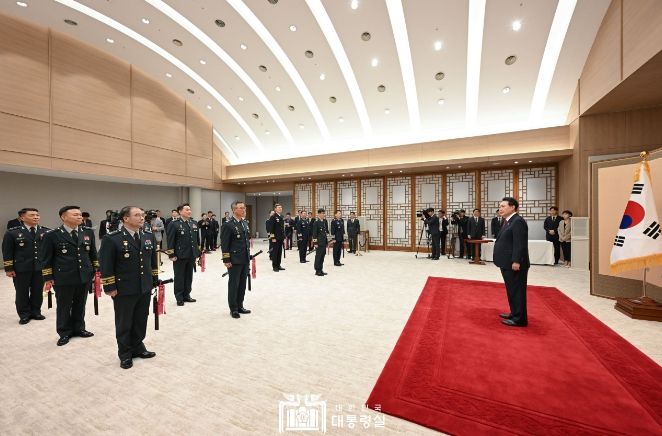 11월 6일 윤석열 대통령은 중장 진급·보직 신고 및 삼정검 수치 수여식을 가졌다.