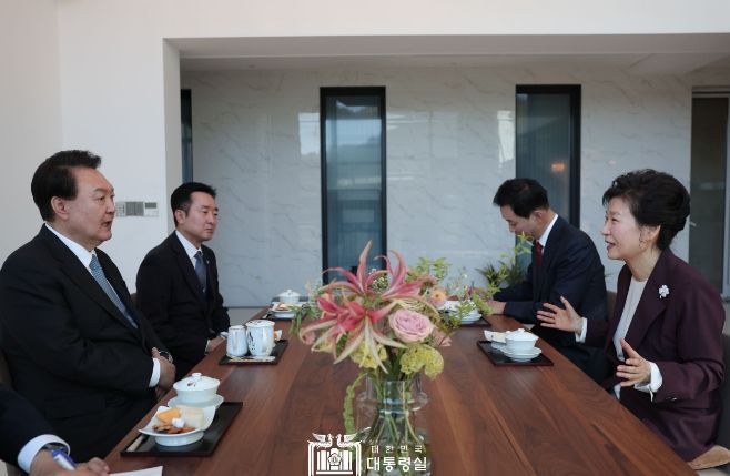 11월 7일 윤석열 대통령은 박근혜 前 대통령의 사저를 방문했다.