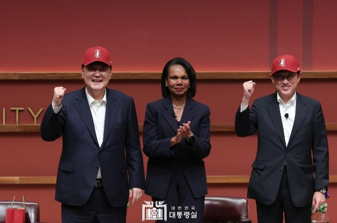 11월 17일 윤석열 대통령은 스탠포드대 한일 정상 좌담회에 참석했다.