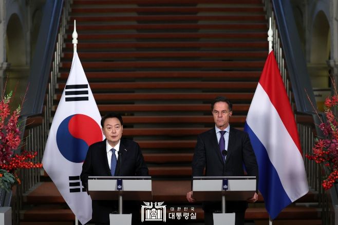 12월 13일 윤석열 대통령은 마크 루터 네덜란드 총리와 한-네덜란드 공동기자회견을 열었다.