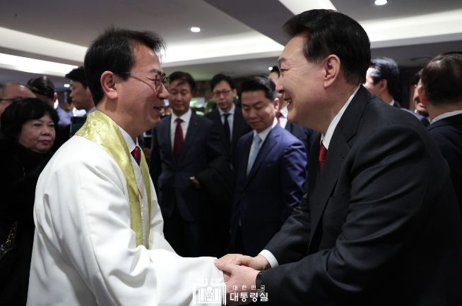 12월 25일 윤석열 대통령은 서울 중구 정동제일교회를 찾아 성탄 예배를 드렸다.