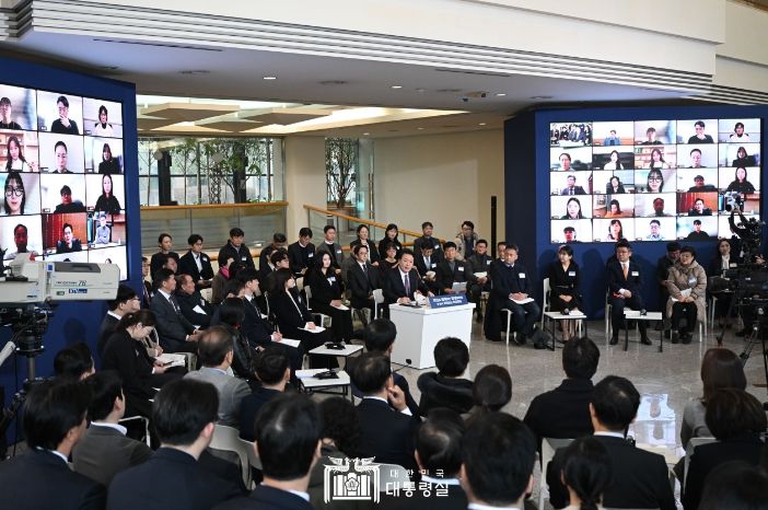 1월 4일 윤석열 대통령은 경기도 용인 중소기업인력개발원에서 국민과 함께하는 첫 번째 민생토론회를 개최했다.