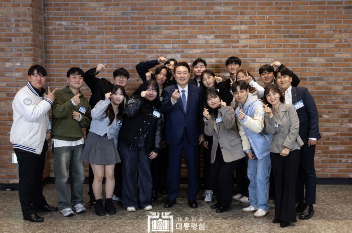 1월 19일 윤석열 대통령은 강릉 소재 카페에서 강원지역에 거주하는 15명의 대학생들을 격려하고 소통하는 소중한 시간을 가졌다.