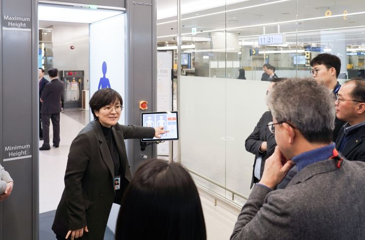 24일 인천공항세관에서 여행자 검색장비 시연 등 현장 점검 중인 자문위원단