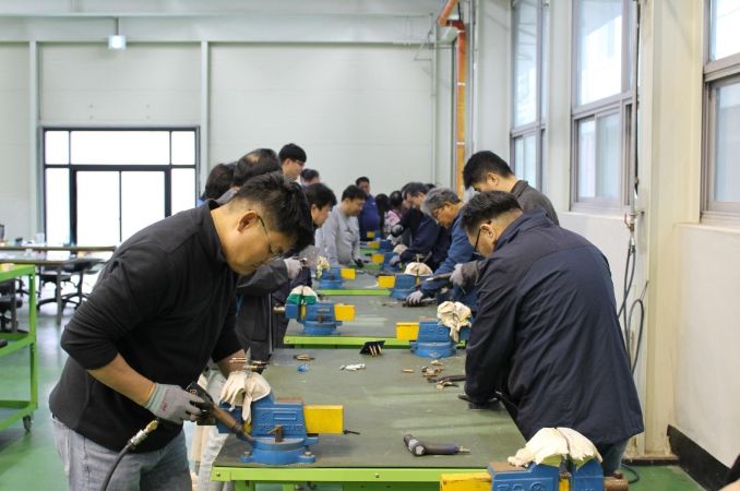 ‘항공기 기체 제작’ 신중년 교육생들이 항공기 기체 조립(리벳) 실습을 하고 있다.
