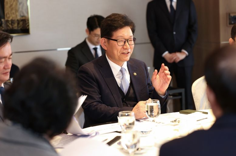 16일 납세자보호위원회 위원장들과 간담회 중인 고광효 관세청장