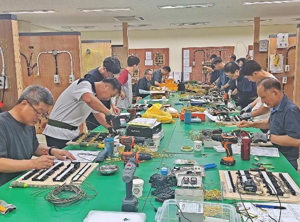 폴리텍대 항공캠퍼스 ‘전기설비제어’ 교육에 참가한 중장년들이 전기회로 구성 실습을 하고 있다.