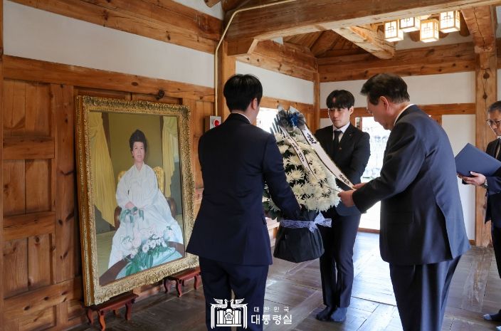 2월 28일 윤석열 대통령은 충북 옥천군의 故 육영수 여사 생가를 방문했다.