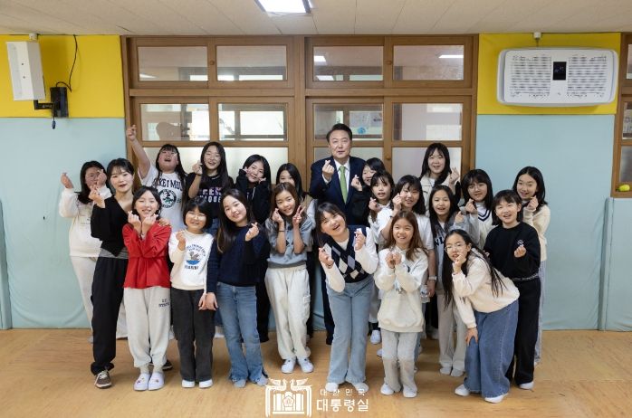 3월 14일 윤석열 대통령은 전남 무안군 오룡초등학교를 방문해 늘봄학교 프로그램을 참관하고 관계자들과 간담회를 했다.