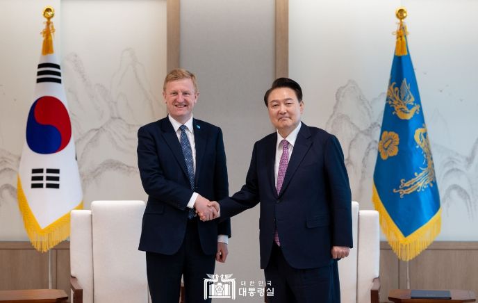 3월 20일 윤석열 대통령은 제3차 민주주의 정상회의 참석차 방한한 「올리버 다우든(Oliver Dowden)」 영국 부총리를 접견했다.