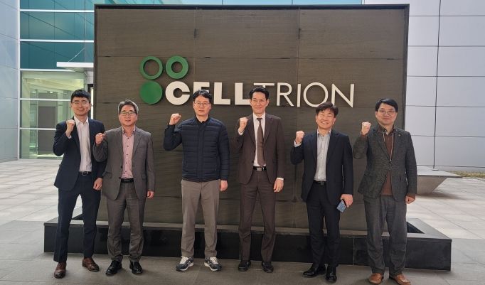 3월 20일(수) 인천시 셀트리온 업체 관계자들과 단체사진(오른쪽에서 3번째 한민 심사국장)