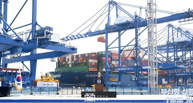 4월 5일 윤석열 대통령은 경상남도 창원시에서 열린 「부산항 신항 7부두 개장식」에 참석했다.