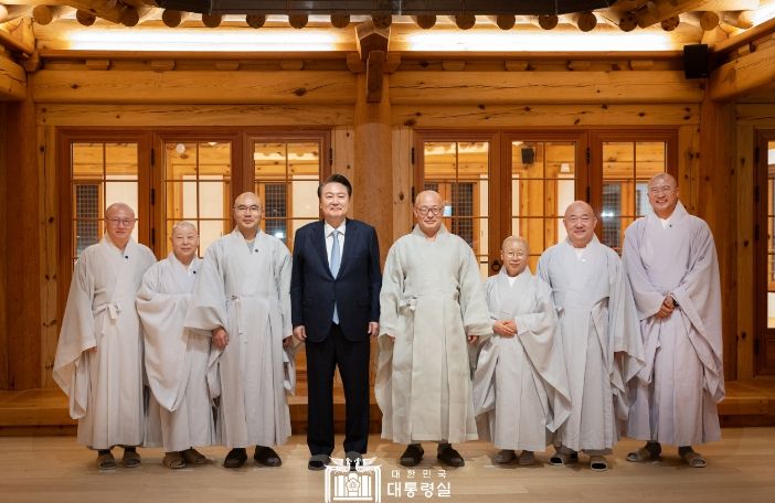 4월 7일 윤석열 대통령은 서울 은평구에 위치한 진관사를 방문했다.