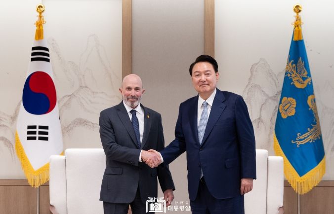 4월 18일 윤석열 대통령은 「에반 그린버그(Evan Greenberg)」 미한 재계회의 위원장을 접견했다.