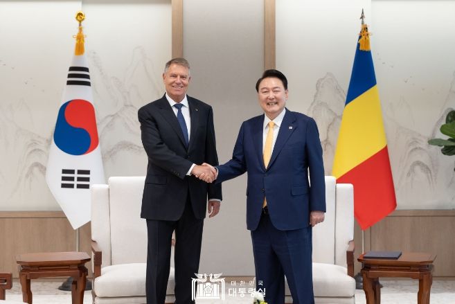 4월 23일 윤석열 대통령은 클라우스 요하니스 루마니아 대통령과 소인수환담 및 정상회담을 갖고, 양국 간 실질 협력 증진 방안과 지역 및 국제 정세에 대해 폭넓은 의견을 교환했다.