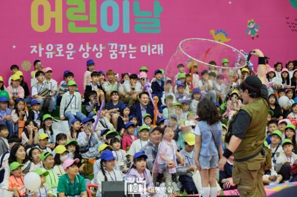 5월 5일 윤석열 대통령은 제102회 어린이날 초청 행사을 맞아 전국 각지의 어린이들과 가족들을 청와대로 초청해 미래의 주역인 어린이들을 격려하고 즐거운 추억을 선사했다.