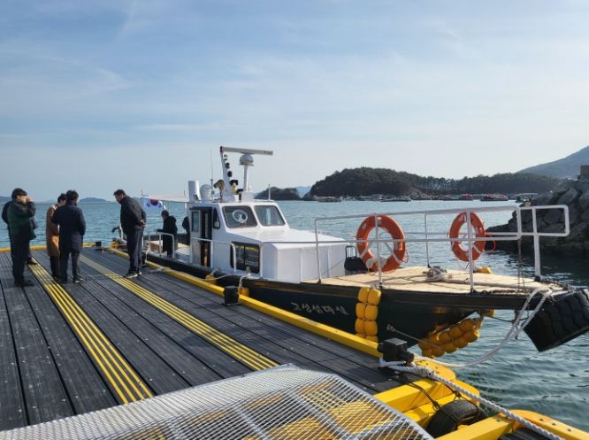 경남 고성 자란도에 선박이 운항하는 모습